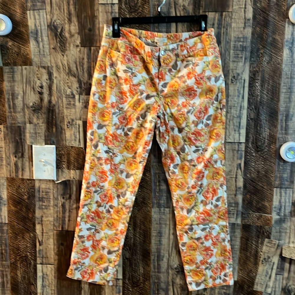 Madison women’s flowery jeans size 6 q19